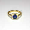 Srebrny, pozłacany pierścionek z szafirem