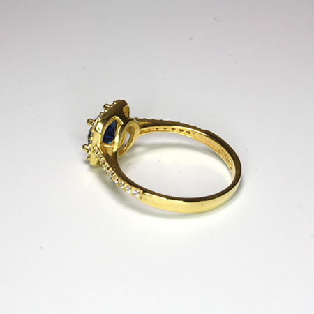 Srebrny, pozłacany pierścionek z szafirem