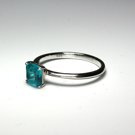 Subtelny pierścionek srebrny z delikatnym kamieniem turmalin Paraiba