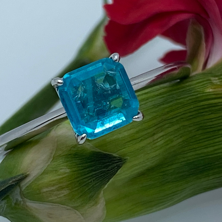 Subtelny pierścionek srebrny z delikatnym kamieniem turmalin Paraiba