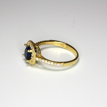 Srebrny, pozłacany pierścionek z szafirem