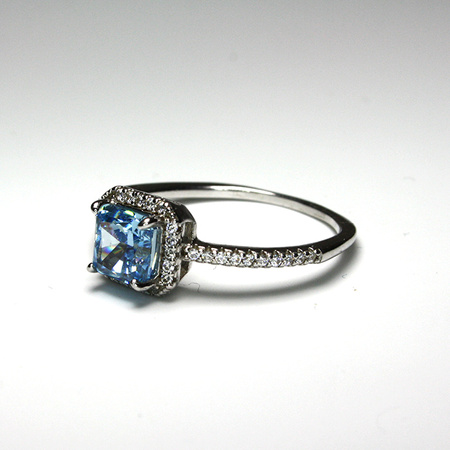 Moissanit otoczony srebrem - elegancki pierścionek turecki