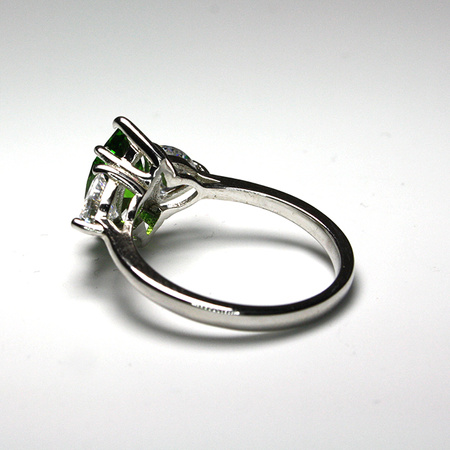 Srebrny pierścionek ze szmaragdem i cyrkoniami