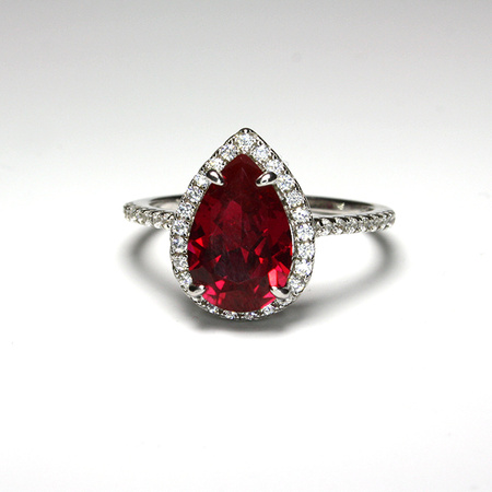 Srebrny pierścionek z rubinem i cyrkoniami