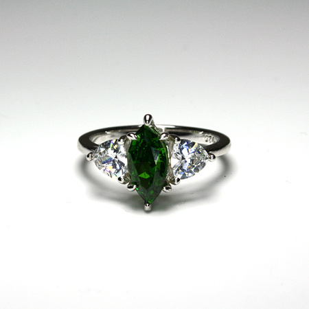 Srebrny pierścionek ze szmaragdem i cyrkoniami