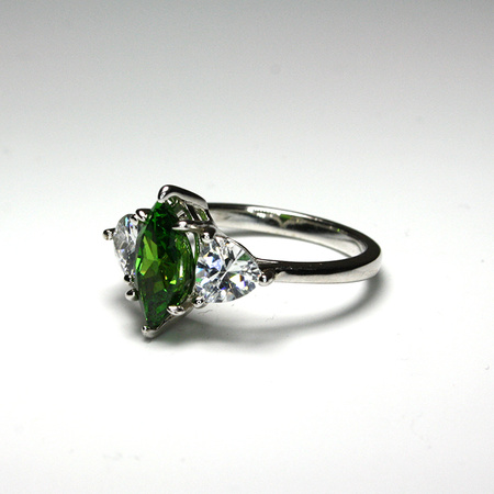 Srebrny pierścionek ze szmaragdem i cyrkoniami