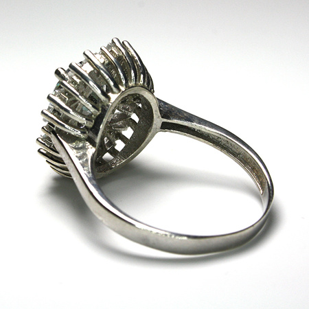 Elegancki srebrny pierścionek z rodowanego srebra "Klejnot nocy"