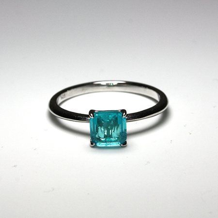 Subtelny pierścionek srebrny z delikatnym kamieniem turmalin Paraiba