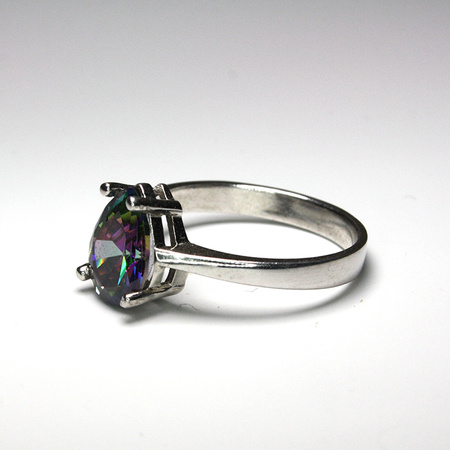 Subtelny pierścionek srebrny z mistycznym topazem